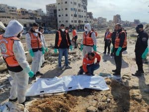 فيما تتواصل عمليات انتشال الجثامين من تحت ركام المباني.. ارتفاع عدد الشهداء الفلسطينيين بقطاع غزة إلى 72,135 شهيدًا