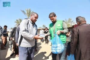 مركز الملك سلمان للإغاثة يوزع (24.000) وجبة غذائية في قطاع غزة