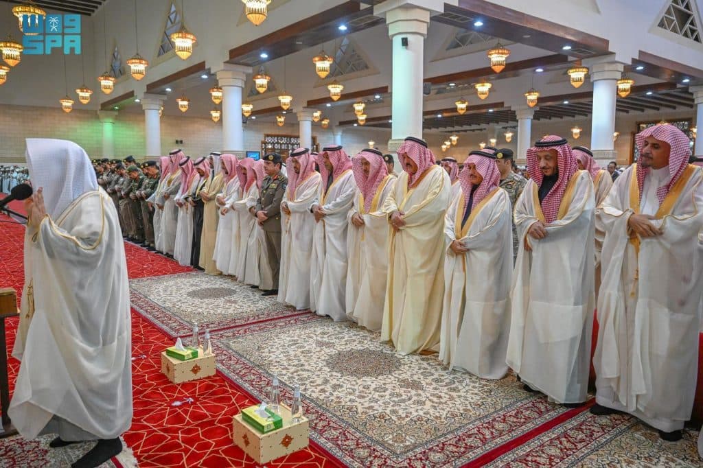 عام / أمير منطقة حائل يؤدي صلاة عيد الفطر