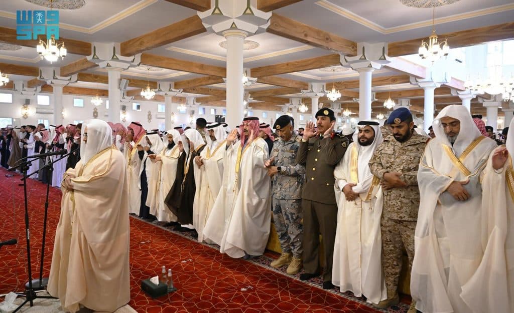 ع / عام / أمير منطقة عسير يؤدي صلاة عيد الفطر
