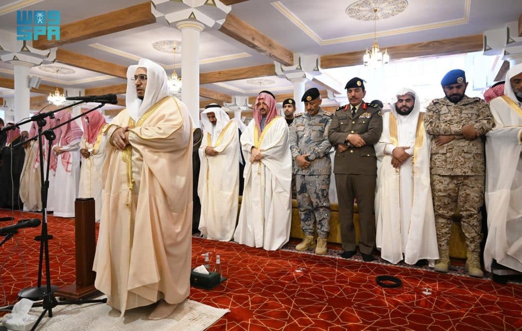 ع / عام / أمير منطقة عسير يؤدي صلاة عيد الفطر