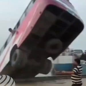 أغلبهم نساء وأطفال.. سقوط حافلة في نهر ببنجلاديش أثناء صعودها لعبّارة يودي بحياة 18 شخصًا على الأقل