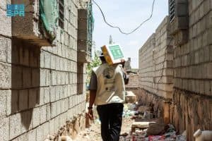 “اغاثي الملك سلمان” يوزع 574 كرتون تمور في شبوة