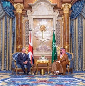 سمو ولي العهد يلتقي رئيس الوزراء البريطاني