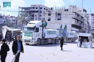 مركز الملك سلمان للإغاثة يوزّع (1,400) سلة غذائية في قطاع غزة