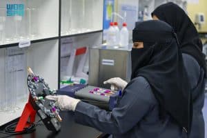 فتيات عسير في الصناعة الطبية.. كفاءات وطنية تعزز الإنتاج وتواكب التطور التقني