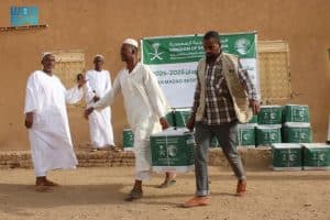 مركز الملك سلمان للإغاثة يوزّع (1.200) سلة غذائية بولاية الخرطوم