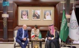 سمو وزير الدفاع يلتقي وزير الدفاع الإيطالي