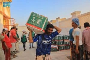 مركز الملك سلمان للإغاثة يوزّع 104 سلال غذائية في مديرية الريدة وقصيعر بمحافظة حضرموت