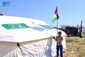 مركز الملك سلمان للإغاثة يُقيم مخيمًا جديدًا لإيواء النازحين شرق مدينة دير البلح في قطاع غزة