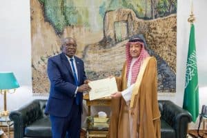 خادم الحرمين الشريفين يتلقى رسالة خطية من رئيس زيمبابوي