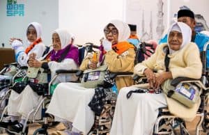 مبادرة “طريق مكة” في ماكاسار.. رعاية تحيط ضيوف الرحمن كبار السن