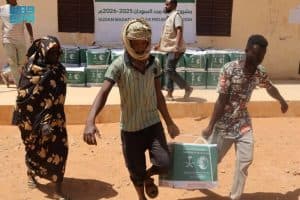 مركز الملك سلمان للإغاثة يوزّع 800 سلة غذائية بولاية الخرطوم