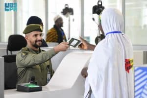 جوازات مطار الأمير محمد بن عبدالعزيز تستقبل أولى رحلات ضيوف الرحمن من غينيا القادمين لأداء فريضة الحج