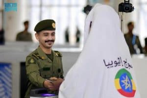 تم إنهاء إجراءاتهم بيسر وسهولة.. وصول أول أفواج ضيوف الرحمن من دولة إثيوبيا إلى مطار المدينة المنورة