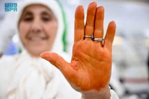 نقوش الحناء تُزيّن أيادي الحاجات في طريقهن من المغرب إلى مكة