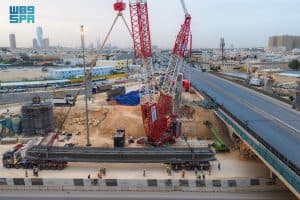 الهيئة الملكية لمدينة الرياض: تنفيذ عملية رفع هندسية دقيقة لجسرين علويين ضمن مشروع تطوير الطرق المحيطة بمركز الملك عبداللّه المالي