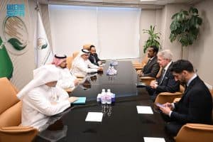 مدير المساعدات الطبية والبيئية بمركز الملك سلمان للإغاثة يلتقي المبعوث الخاص للأمين العام للأمم المتحدة إلى السودان