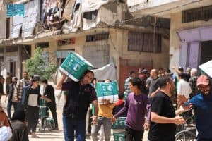 مركز الملك سلمان للإغاثة يوزّع 820 سلة غذائية في مدينة خان يونس بقطاع غزة