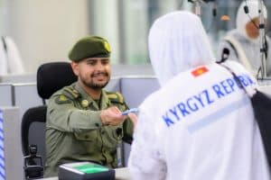 تم إنهاء إجراءاتهم بيسر وسهولة.. وصول أول أفواج ضيوف الرحمن من دولة قرغيزستان إلى مطار المدينة المنورة