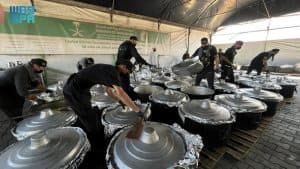 مركز الملك سلمان للإغاثة يدعم أهالي غزة بالوجبات الساخنة