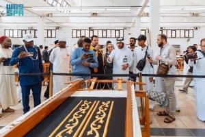 وفد إعلامي محلي ودولي يطّلع على مراحل صناعة كسوة الكعبة وخدمات العناية بالحرمين