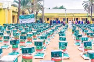 مركز الملك سلمان للإغاثة يوزع (698) سلة غذائية بنيجيريا