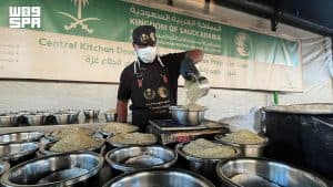 مركز الملك سلمان للإغاثة يواصل توزيع الوجبات الغذائية الساخنة وسط وجنوب غزة