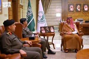 استمع للجهود المبذولة للحد من الحوادث وتعزيز سلامة الطرق.. محافظ جدة يستقبل مدير المرور بالمحافظة