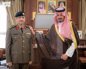 أمير المدينة المنورة يقلّد وكيل الإمارة للشؤون الأمنية ومدير إدارة الاستقبال والمراسم رتبتيهما الجديدتين