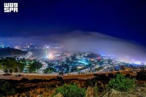 ضباب الباحة يرسم لوحة طبيعية على قمم الجبال