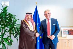 نائب وزير الخارجية يلتقي المفوض الأوروبي للشؤون الداخلية والهجرة