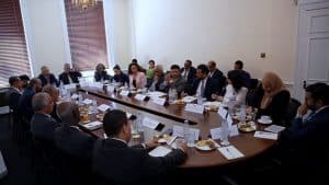 “العليمي” عضو مجلس القيادة الرئاسي اليمني يبحث مع السفراء العرب بلندن تطورات الأوضاع في اليمن والتنسيق الدبلوماسي بشأنها