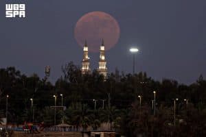 القمر الكامل لشهر يوليو يزيّن سماء الحدود الشمالية
