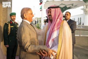 رئيس وزراء باكستان يصل إلى جدة ونائب أمير مكة في مقدمة مستقبليه
