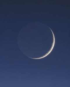 الليلة.. هلال ربيع الأول يزين سماء الغروب