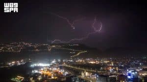 البرق يضيء سماء الباحة