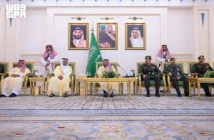 أمير القصيم يتسلّم التقرير السنوي لجوازات المنطقة ويطّلع على مؤشرات الأداء