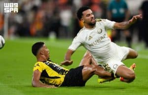 الاتحاد يتغلّب على ضيفه النصر 2-1
