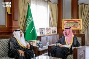 أمير المدينة المنورة يستقبل رئيس “مؤسسة الملك عبدالله لوالديه للإسكان التنموي” وعددًا من منسوبيها