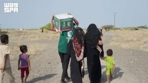 مركز الملك سلمان للإغاثة يوزّع سلالًا غذائية في مديرية المخا بمحافظة تعز