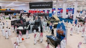 أدوات الصقارة ومستلزمات الرحلات تستقطب زوار معرض الصقور والصيد
