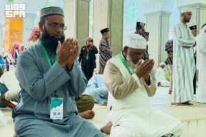ضيوف برنامج خادم الحرمين للعمرة يزورون جبل أحد ومقبرة الشهداء ومسجد قباء بالمدينة المنورة
